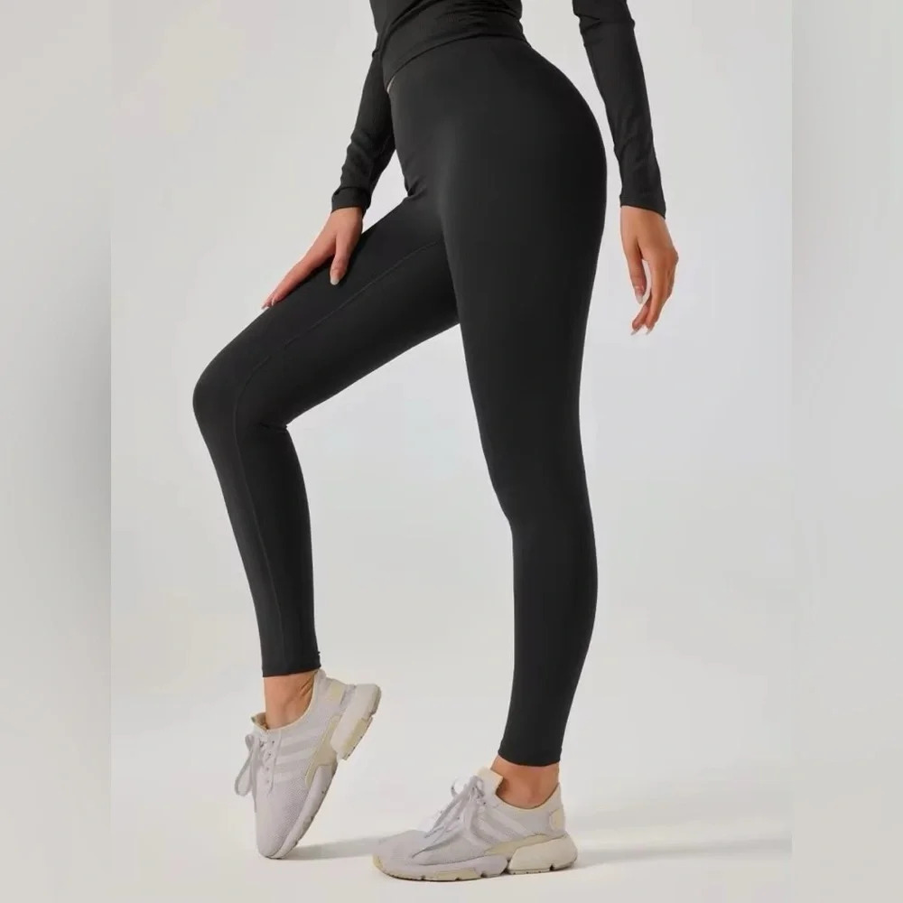 NEW Highwaisted breathable soft Black workout leggings